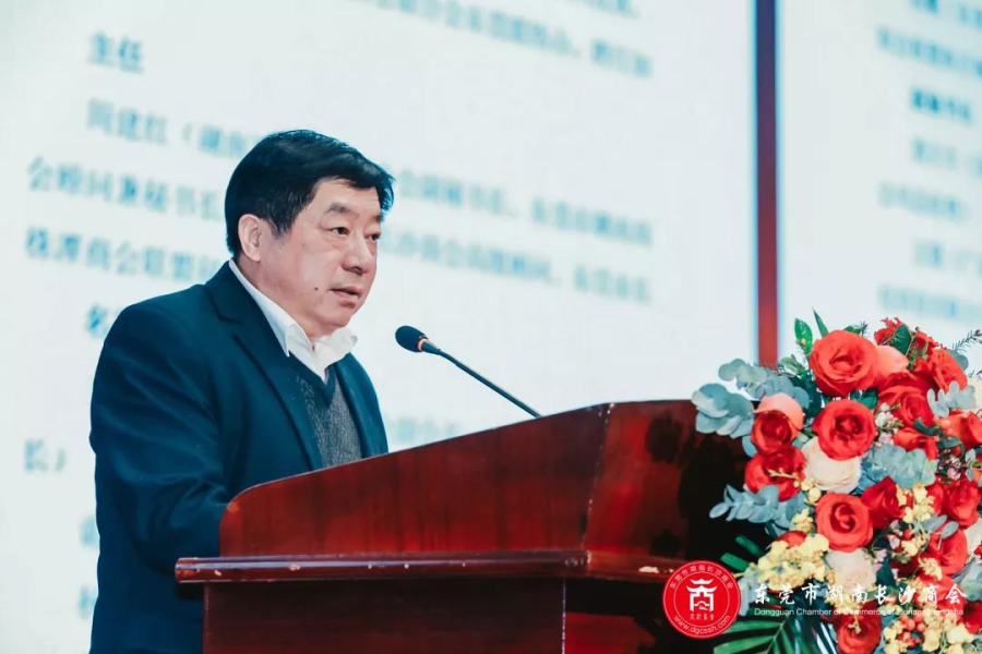 岳阳军分区原政委、湖南异地商会联合会顾问李进国宣读.jpg
