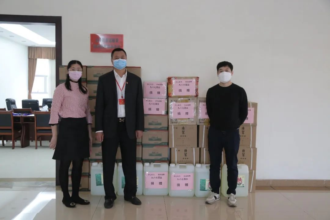 广东九八七酒业发展有限公司向抗疫一线捐赠爱心.jpg 广东九八七酒业发展有限公司向抗疫一线捐赠爱心.jpg